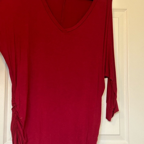 Deep red V-neck tunic with rushing on side and three-quarter sleeves. Size XXXL. - Picture 2 of 3